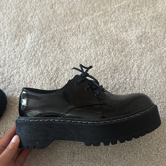 Steve Madden patent platform oxfords. Size 7 - Picture 3 of 10